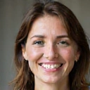 Portrait einer strahlenden Frau, die ihre Gewichtsziele erreicht hat