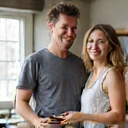 Portrait eines jungen Paares, das gesunde Ernährung in den Alltag integriert hat